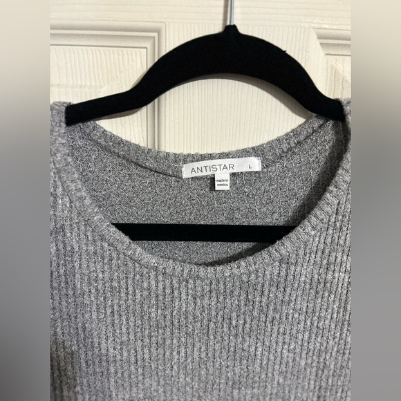 Long sleeve sweater material shirt. - Picture 3 of 3